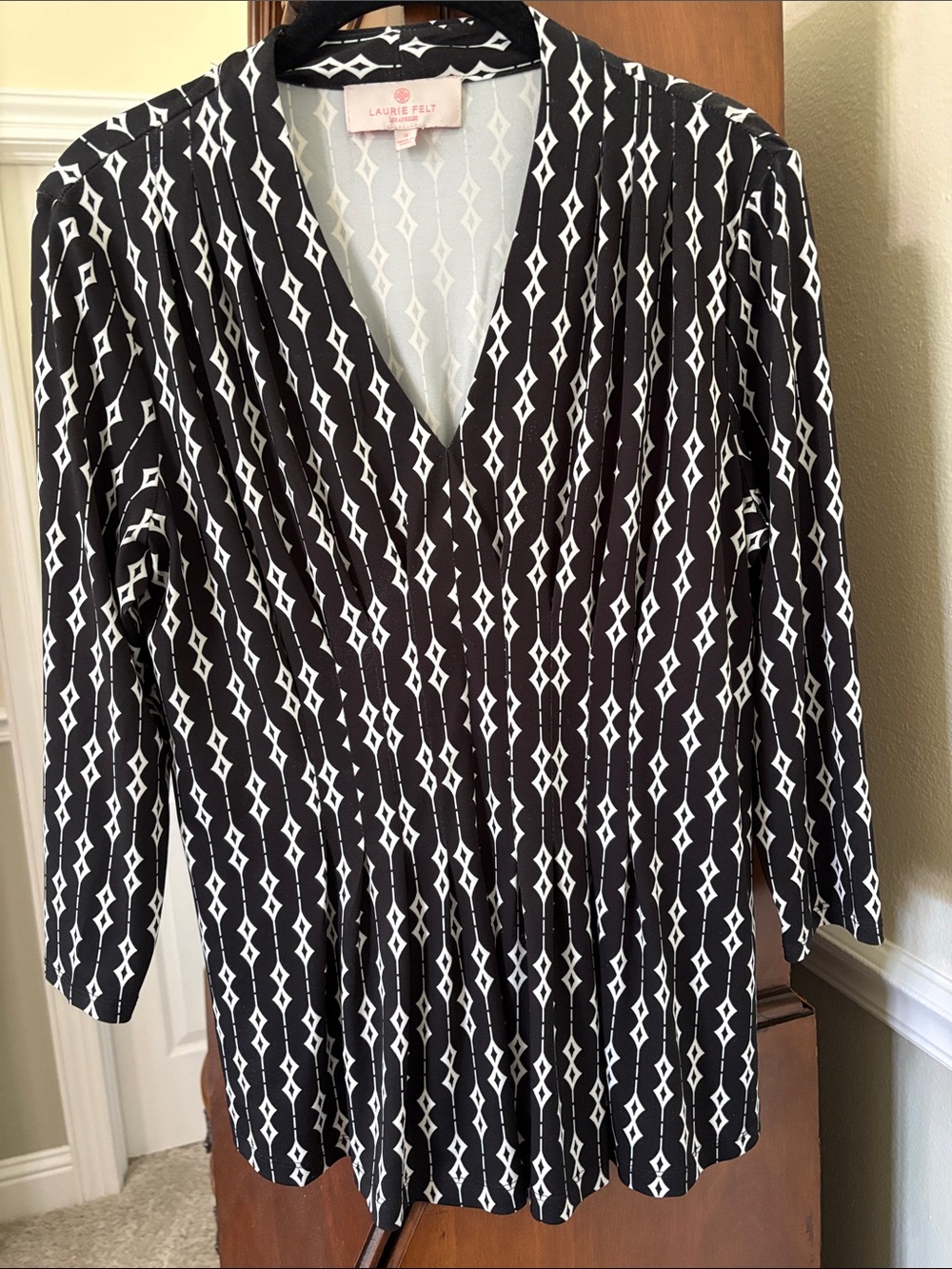 Laurie Felt Black & White Geometric Abstract V-Neck Peplum Style 3/4 Sleeve Top